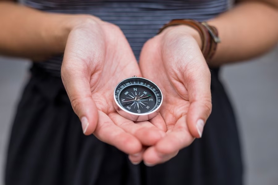 female-tourist-with-compass_23-2147981933